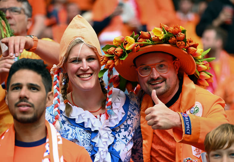 Болельщики Нидерландов в цветах национальной сборной