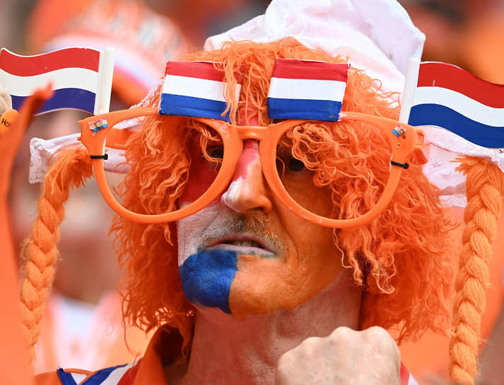 Фанат сборной Нидерландов в очках с флагами страны