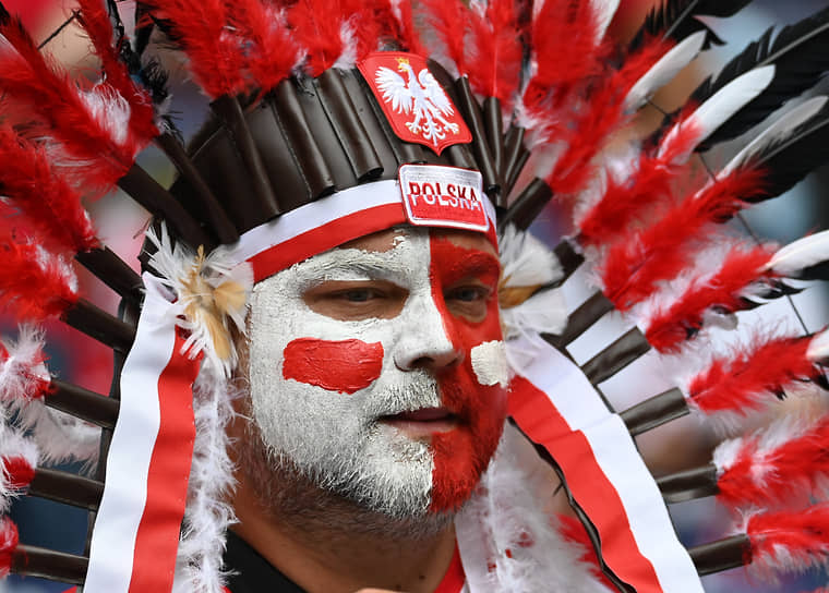 Мужчина в костюме индейца в цветах польского флага