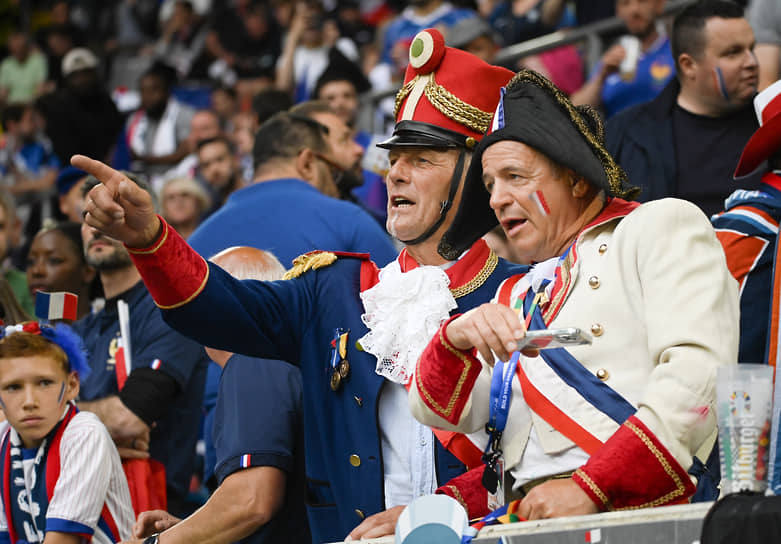 Французские болельщики наблюдают за матчем со сборной Австрии