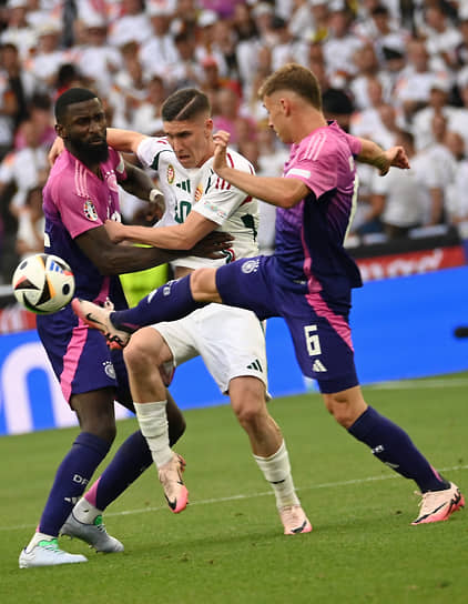 Борьба за мяч во время матча между сборными Венгрии и Германии