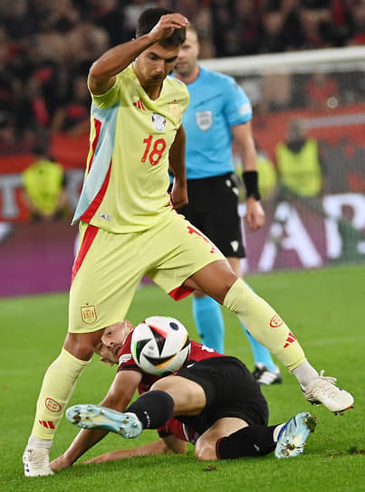 Испанский полузащитник Мартин Субименди во время матча против сборной Албании