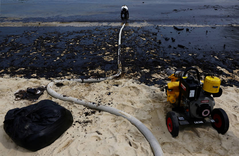 Сентоз, Сингапур. Ликвидация нефтяного пятна на пляже Танджонг 
