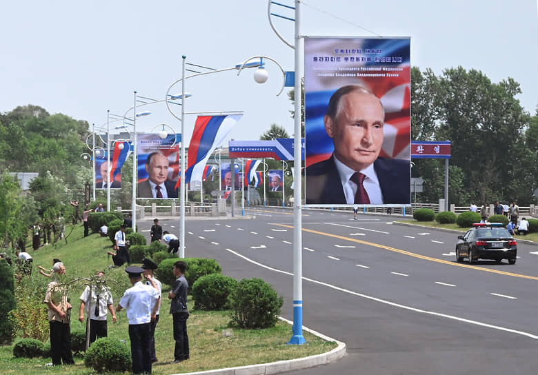 Приветственные баннеры оформлены на русском и корейском языках