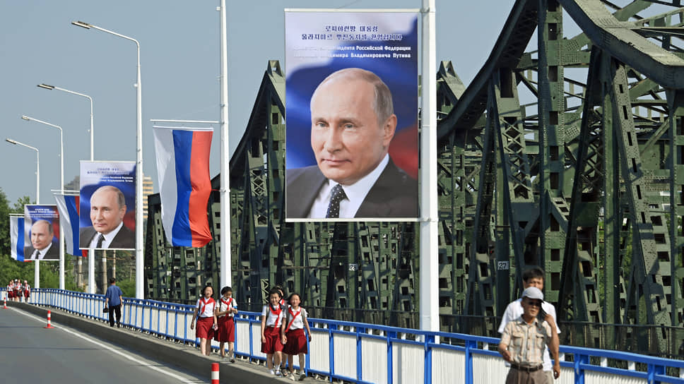 Пхеньян украсили флагами России и портретами Путина