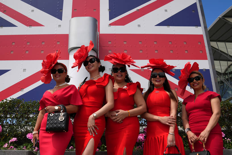 Зрительницы позируют на фоне флага Великобритании