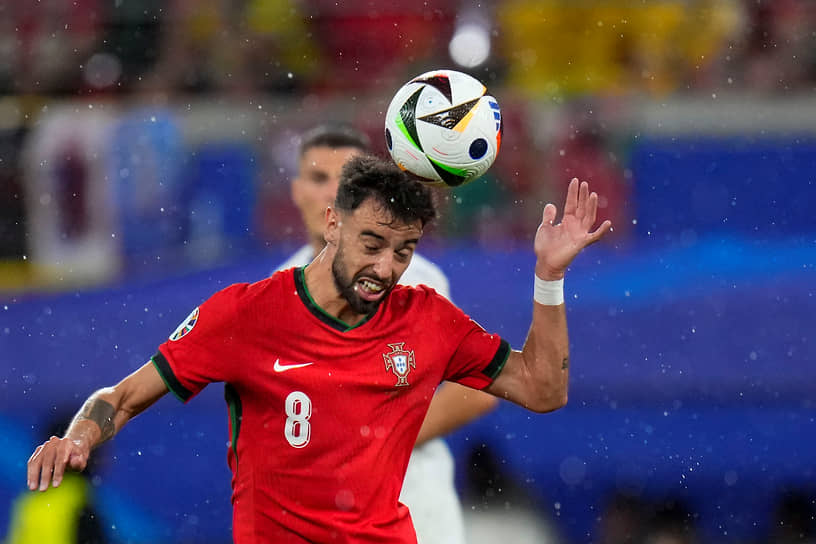 Капитан сборной Португалии Бруно Фернандеш отбивает мяч головой