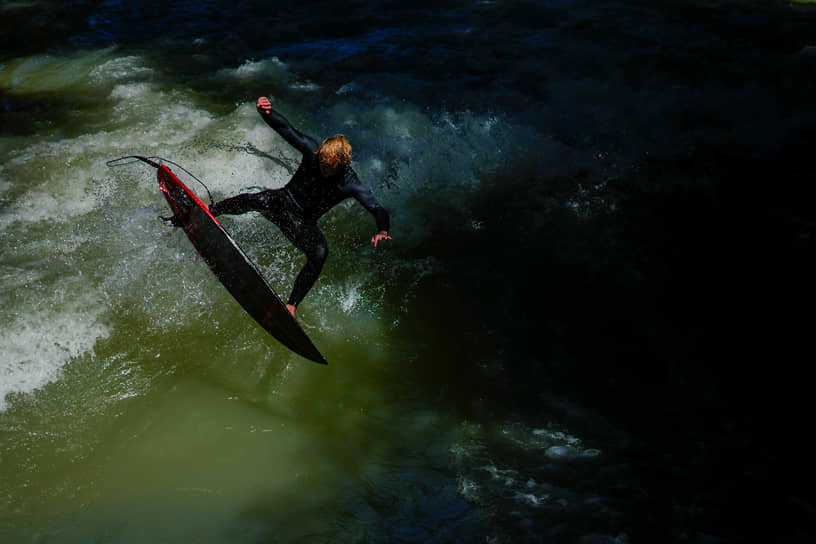 Мюнхен, Германия. Серфингист ловит волну на реке Айсбах 