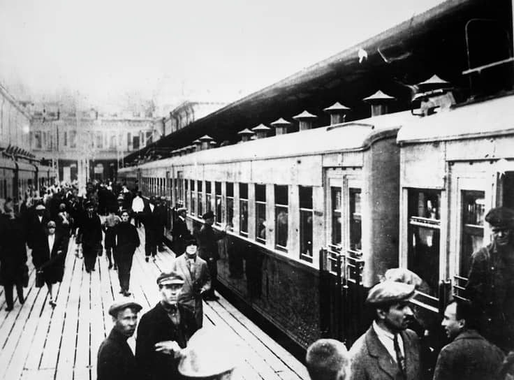 20 июня 1929 года от дощатого перрона Северного вокзала (ныне — Ярославский вокзал) в Мытищи отправилась первая подмосковная электричка. Электропоезд состоял всего из трех вагонов, а двери при посадке открывались вручную. Специально для нового транспорта на всем маршруте построили высокие платформы, в том числе на только что созданной станции «Лось»