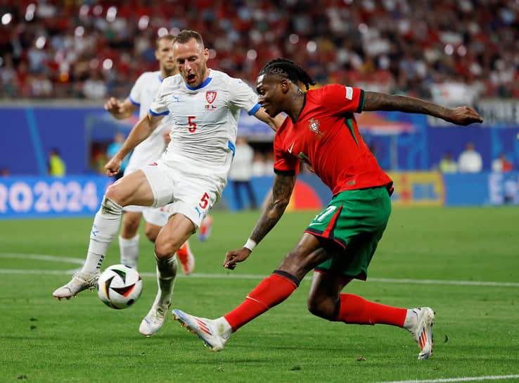 Нападающий сборной Португалии Рафаэл Леан (справа) и защитник сборной Чехии Владимир Цоуфал борются за мяч