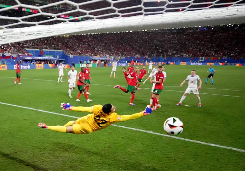 Полузащитник сборной Чехии Лукаш Провод забивает гол в ворота португальцев, которые защищает вратарь Диогу Кошта