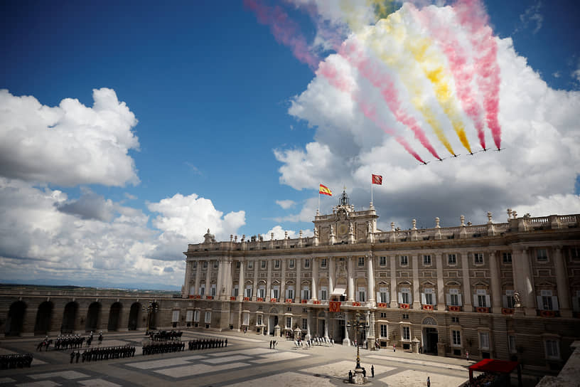 Мадрид. Пилотажная группа «Орлиный патруль» Воздушно-космических сил Испании пролетает мимо Королевского дворца на праздновании 10-летия правления короля Филиппа VI