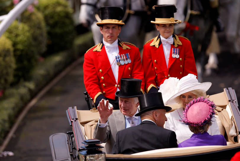 Король Великобритании Карл III и королева Камилла с герцогом Девонширским Перегрином Кавендишем и его супругой Амандой прибывают на скачки в «женский» день