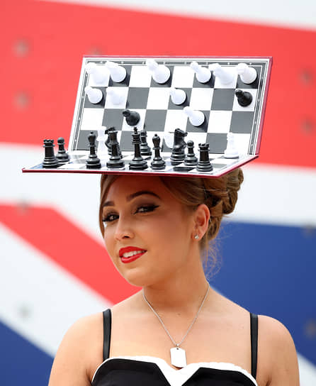 Зрительница в шляпе с шахматной доской 
