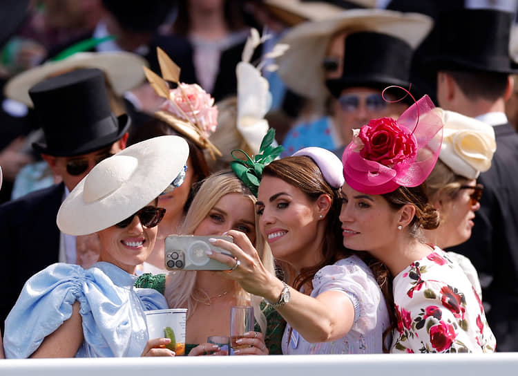 В 2019 году мужчинам разрешили посещать королевские скачки в платье, женщинам — в брючном костюме
