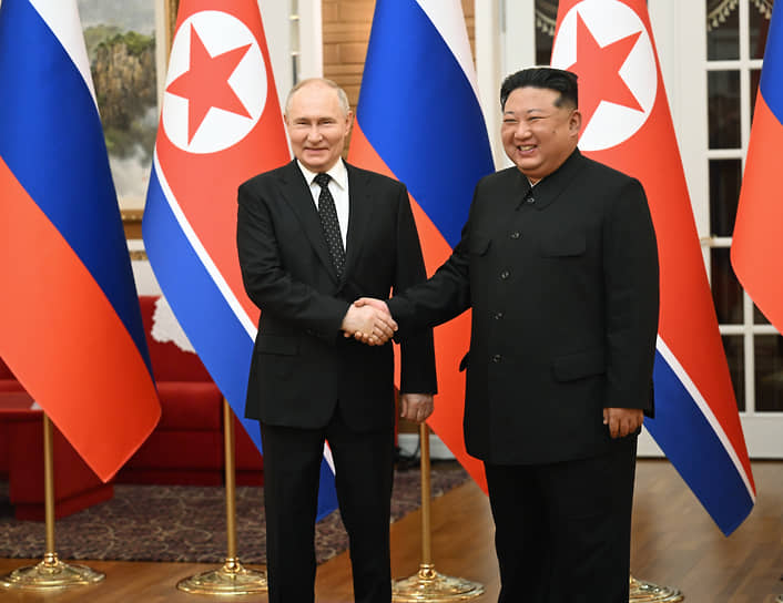 Президент России Владимир Путин (слева) и лидер КНДР Ким Чен Ын 
