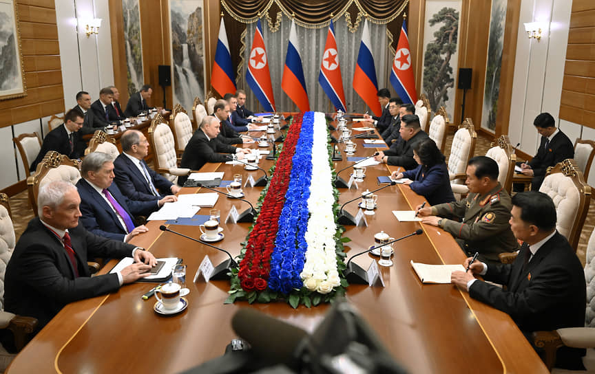 Российско-корейские переговоры. В центре обоих столов — лидеры Владимир Путин и Ким Чен Ын