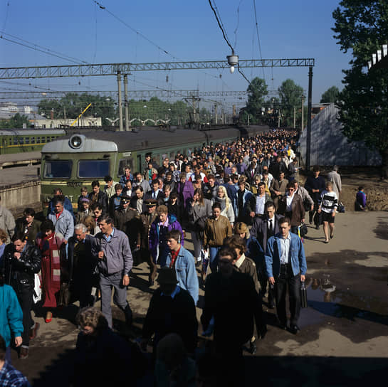 Но для многих жителей Подмосковья они оставались единственным способом добраться до работы &lt;br> На фото: толпа на железнодорожной платформе, 1990-е годы
