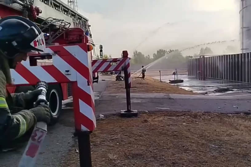 Пожар на нефтебазе в Азове в Ростовской области