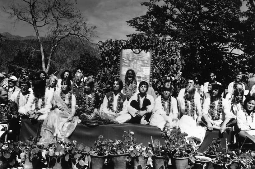 В 1967 году участники группы The Beatles приехали на конференцию к проповеднику Махариши Махеш Йоги в Бангор в Северном Уэльсе, а спустя год поехали к нему в Индию обучаться трансцедентальным медитациям
