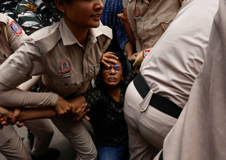 Нью-Дели. Полицейские задерживают студента, протестующего у здания министерства образования против отмены экзамена UGC-NET для получения звания доцента 