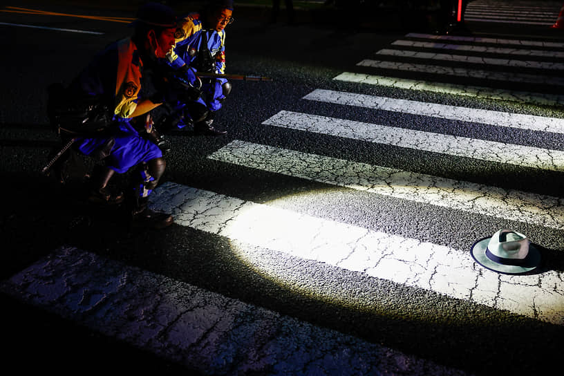 Токио. Полицейские изучают место ДТП, где автомобиль сбил прохожего