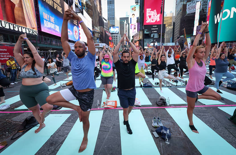 Нью-Йорк. Люди занимаются йогой во время 22-й ежегодной акции «Солнцестояние на Таймс-сквер»