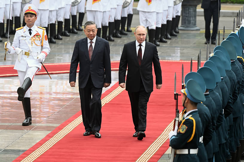 Президент России Владимир Путин (справа) и президент Вьетнама То Лам
