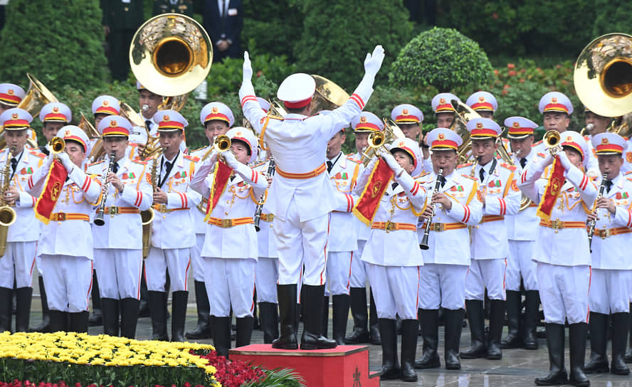 У президентской резиденции Владимира Путина встречали рота почетного караула и военный оркестр