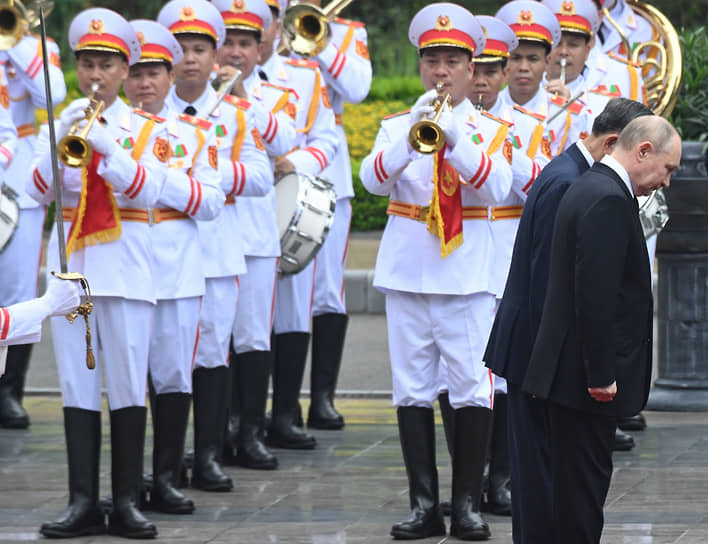 Военный оркестр исполнил гимн России 