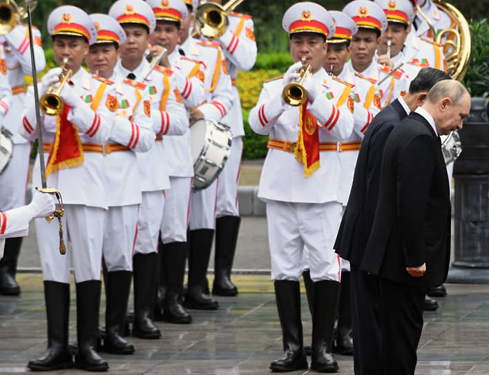 Ханой. Военный оркестр исполняет гимн России на встрече президентов РФ и Вьетнама Владимира Путина и То Лама