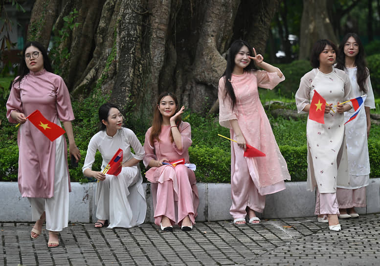 Вьетнамские девушки у Президентского дворца перед началом церемонии встречи президента РФ