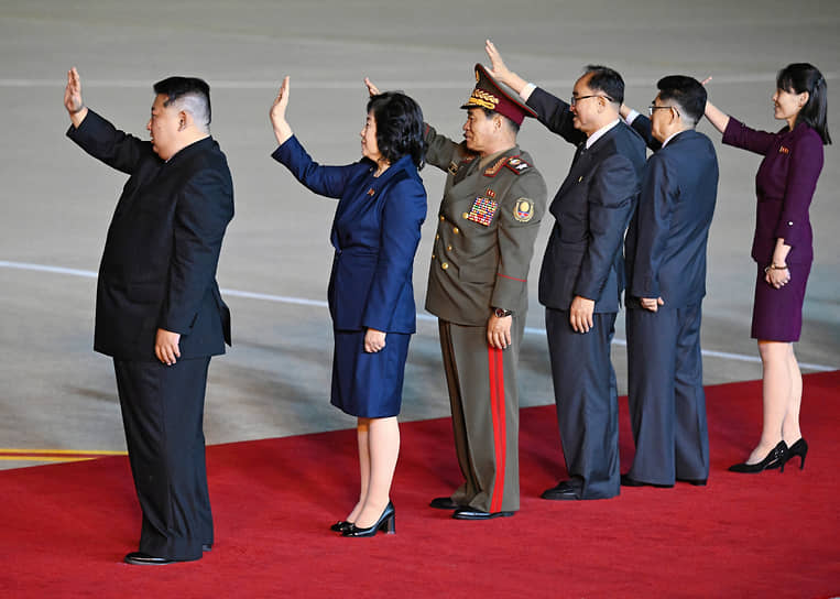 Пхеньян, КНДР. Глава КНДР Ким Чен Ын (слева) и его сестра Ким Ё Чжон (справа) провожают президента России Владимира Путина 