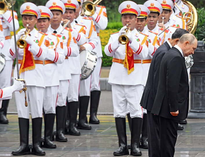 Ханой, Вьетнам. Президент России Владимир Путин (справа) и президент Вьетнама То Лам (второй справа) перед главным входом в президентский дворец