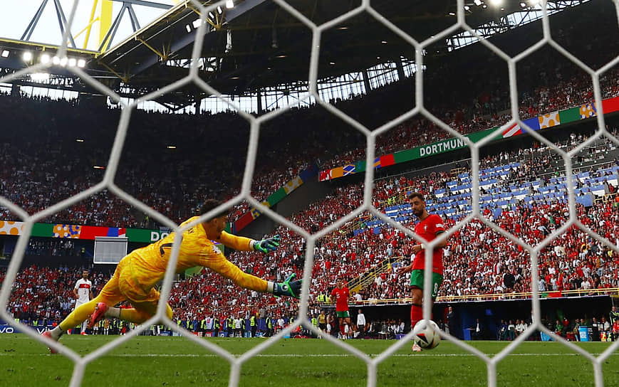 Португальский футболист Бруну Фернандеш забивает третий гол в ворота Турции