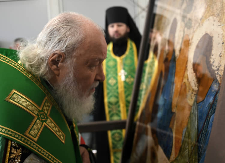 Патриарх Московский и Всея Руси Кирилл во время богослужения по случаю возвращения иконы в Троицкий собор