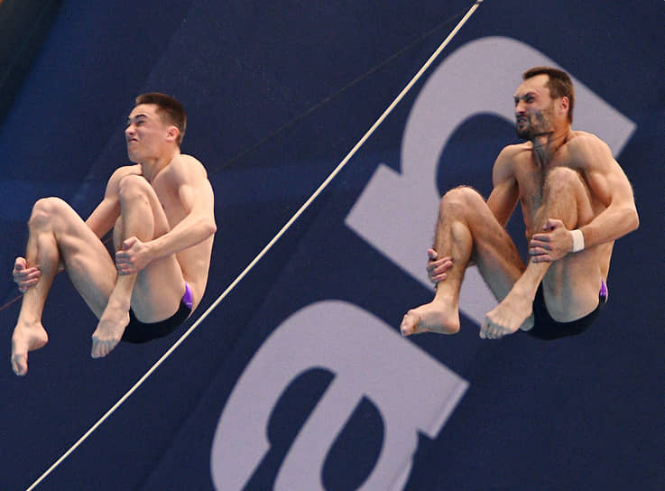 Российские спортсмены Александр Бондарь и Руслан Терновой на соревнованиях по синхронным прыжкам в воду