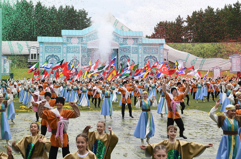 23 июня 2024 года церемония закрытия спортивных Игр БРИКС в поселке Мирный Приволжского района Казани завершилась Сабантуем