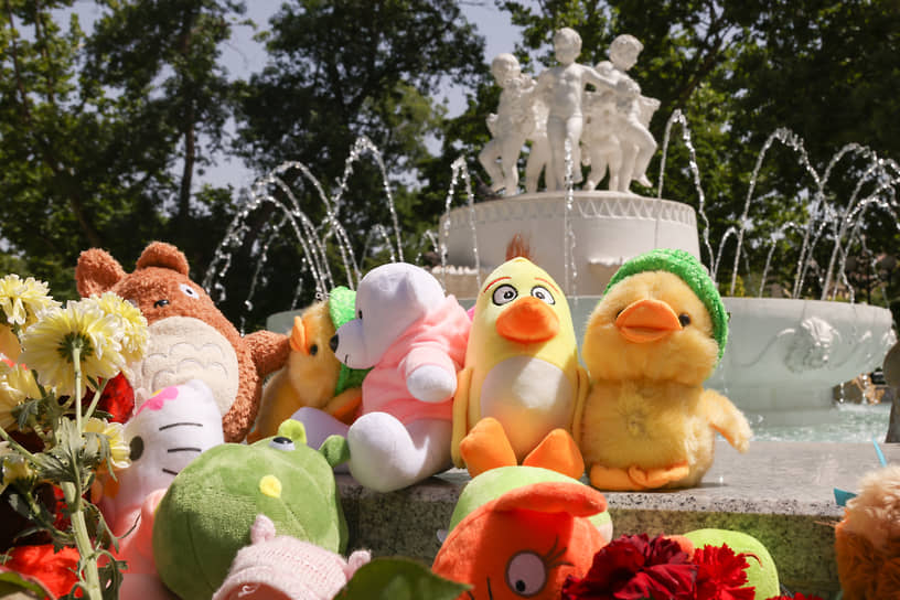 Игрушки у фонтана в Комсомольском парке Севастополя