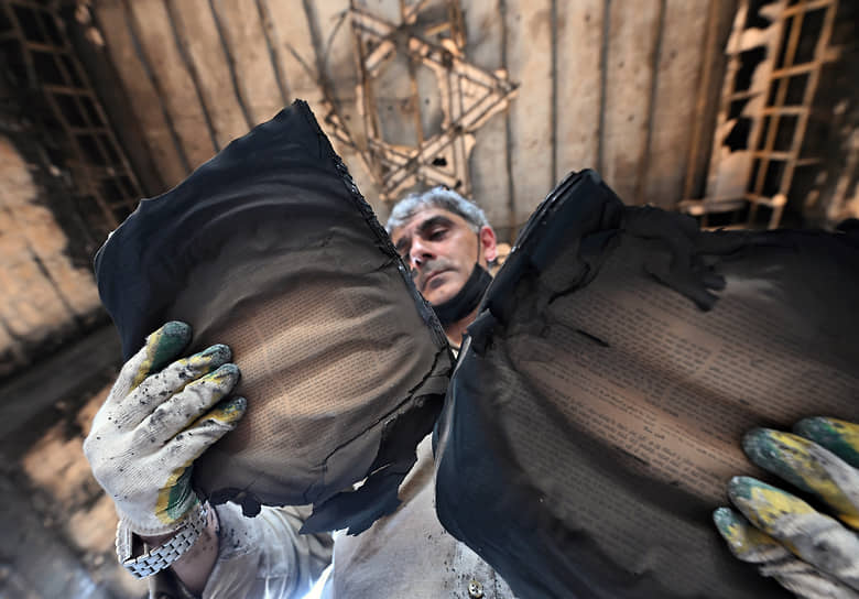 Дербент, Россия. Сгоревшие свитки Торы в синагоге после террористической атаки  