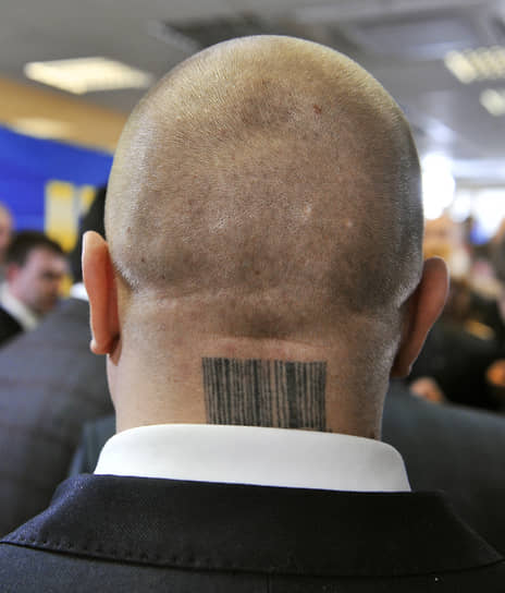 Татуировка на шее участника съезда ЛДПР