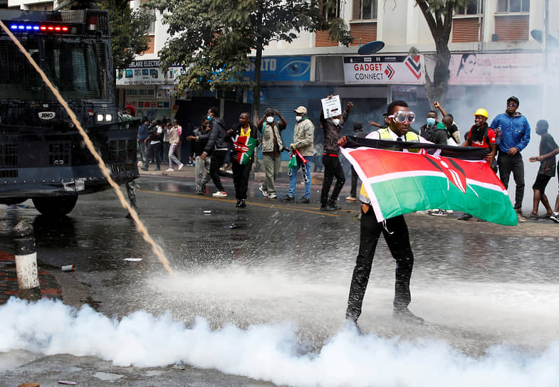 Найроби. Полиция применяет водометы и слезоточивый газ для разгона протестующих против законопроекта о повышении налогов