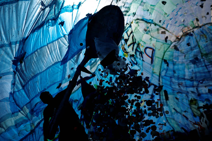 Бразилиа. Экоактивист и уличный художник Мундано рассказывает о загрязнении окружающей среды внутри арт-объекта «Пластиковое цунами»
