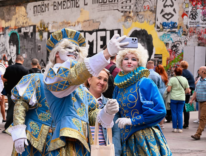 Перед началом церемонии вручения премии «Золотая Маска» в Москве провели карнавальное шествие «Театральный Арбат», организованное Союзом театральных деятелей (СТД). Во многих театрах Москвы провели «День открытых дверей» для зрителей