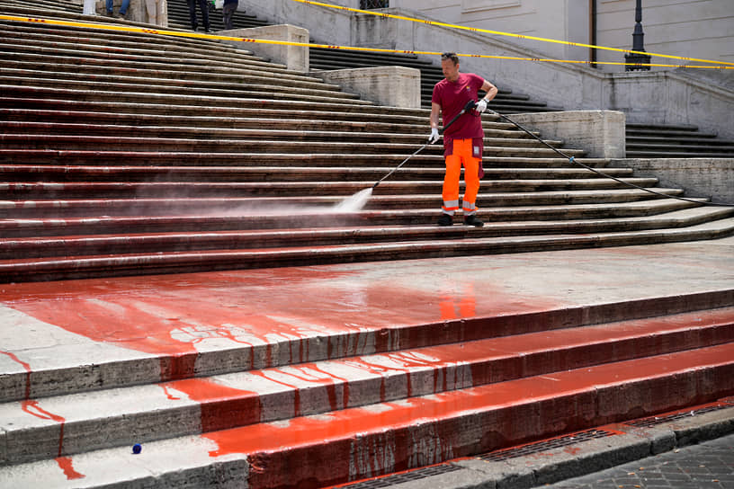 Коммунальные службы Рима оперативно смыли краску со ступеней. Сообщается, что памятнику не было нанесено необратимых повреждений