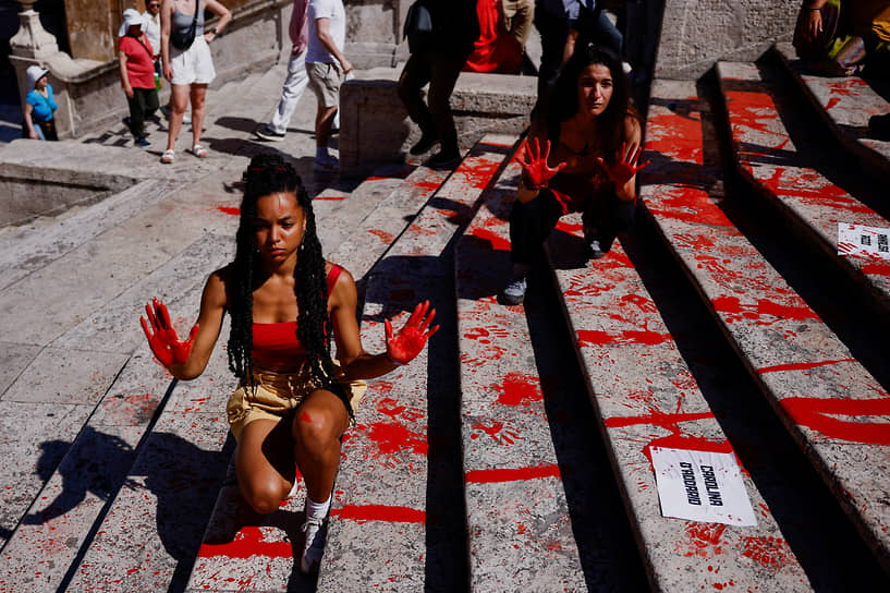 Активисты движения под названием Bruciamo tutto (в переводе с итальянского «Давайте все сожжем») вылили канистры с краской на Испанскую лестницу из 135 ступенек, оставили на ней отпечатки рук, а также разложили листовки с именами женщин, которые подверглись насилию в этом году

