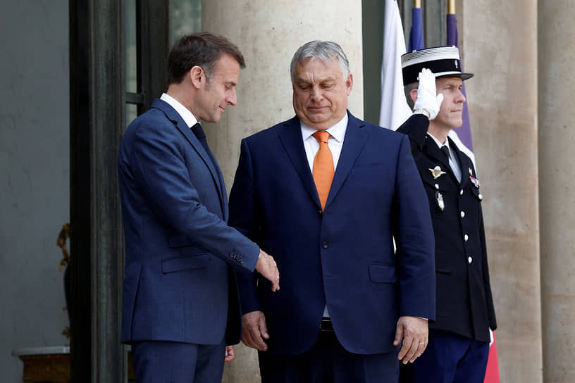 Президент Франции Эмманюэль Макрон (слева) не оставляет попыток переубедить Виктора Орбана не задвигать украинскую тему на второй план