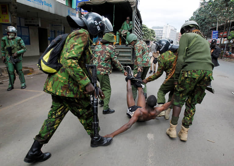 Найроби. Полицейские задерживают участника протестов против закона о повышения налогов в Кении