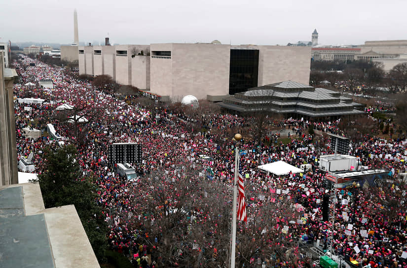 В 2017 году в США более 1 млн человек вышли на марш протеста против сексистских высказываний Дональда Трампа. Символом протеста стала розовая вязаная шапка