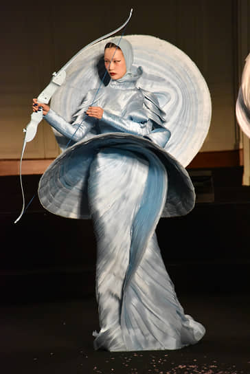 Модель в платье из коллекции Чейни Чан